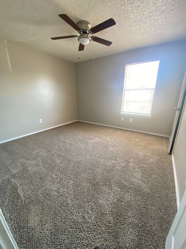 Building Photo - 2 Bedroom 1.5 Bathroom Townhouse