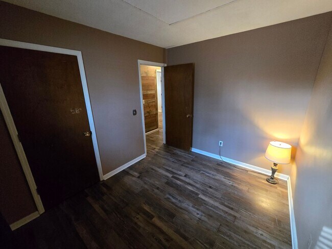 Building Photo - Charming Cottage Living in a Convenient Location