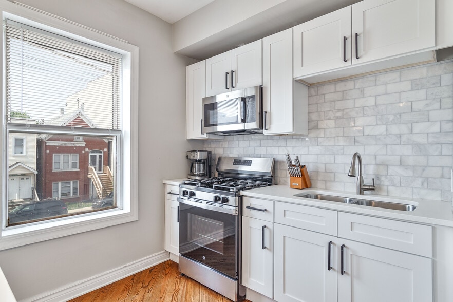 Building Photo - 3047 N Clybourn Ave