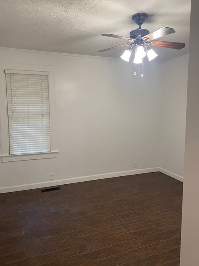 Building Photo - Stunning Executive Rental