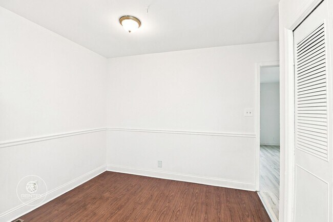 Building Photo - 3700 Driftwood Dr