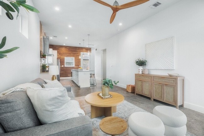 Building Photo - 1218 Eleanor St