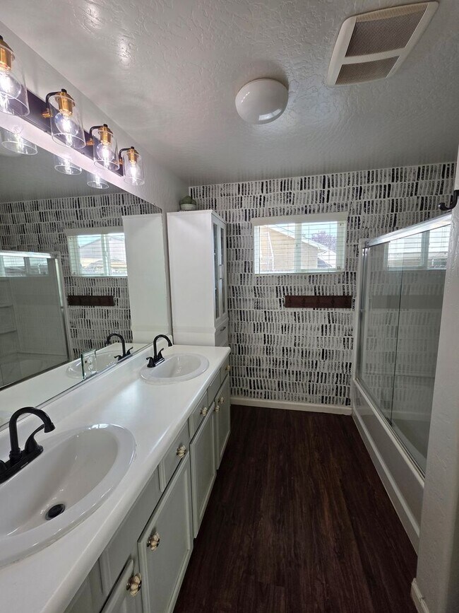 Building Photo - *** MOVE IN SPECIAL - $500.00 OFF FIRST MONTHS RENT***