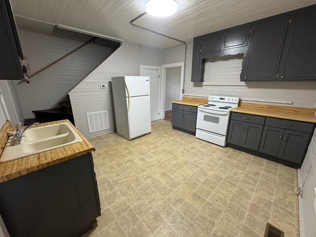 Building Photo - 2 Bedrooms- 1 Bathroom- Apartment in Lindale!