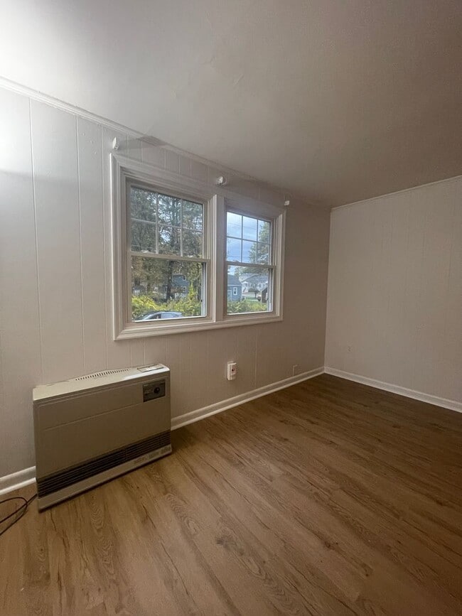 Building Photo - Downtown Kittery- close to the Shipyard