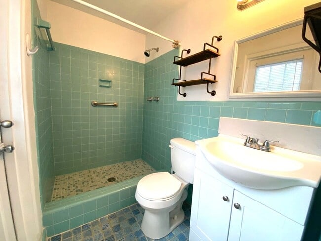 Building Photo - Adorable Beachside Bungalow!