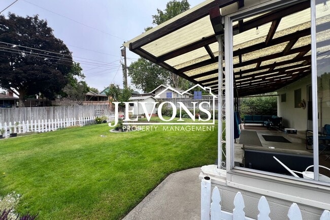 Building Photo - Coming soon! Spacious 4BD/2BA Mid-Century Home | 1,788 Sq. Ft. | Prime Yakima Location! More phot...