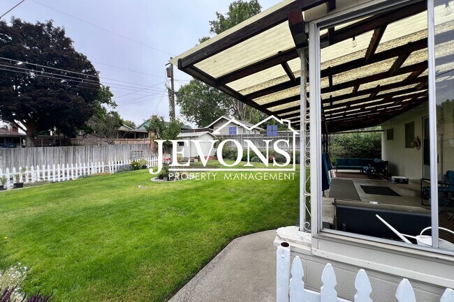 Building Photo - Spacious 4BD/2BA Mid-Century Home | 1,788 Sq. Ft. | Prime Yakima Location! More photos will be av...