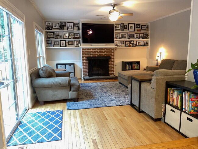 Building Photo - A Perfect Blend of Comfort and Convenience
