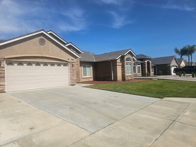 Building Photo - 4 Bedroom 2 Bath