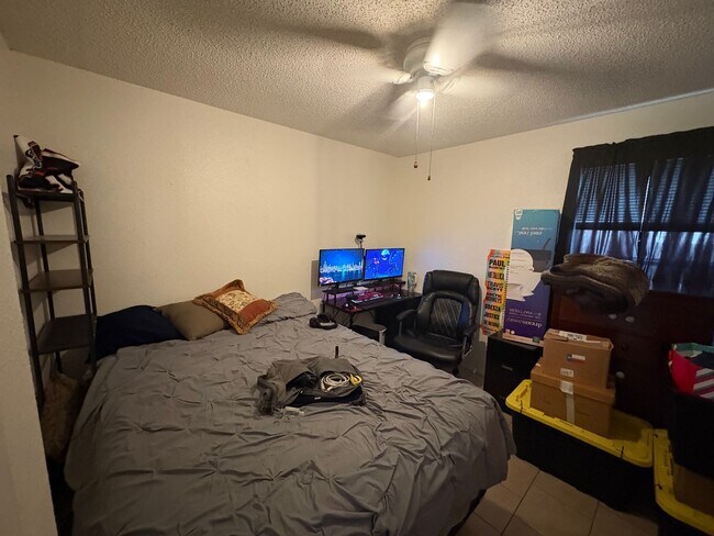 Building Photo - Charming Updated Duplex Unit with Private Yard & Modern Finishes