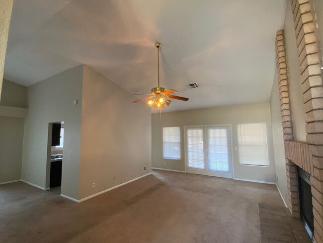 Building Photo - 3 Bedroom 2 Bathroom Home!