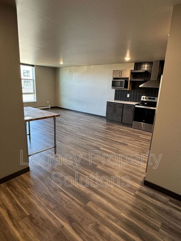 Building Photo - 220 E Greenfield Ln