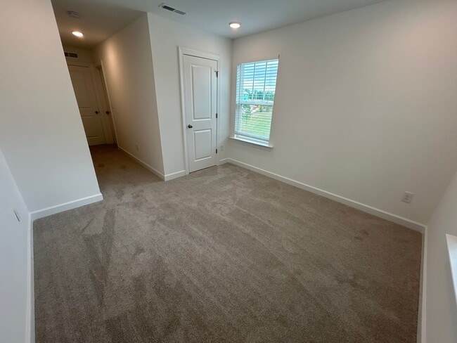 Building Photo - 6 Bedroom | 4 Bathroom New Construction Ga...