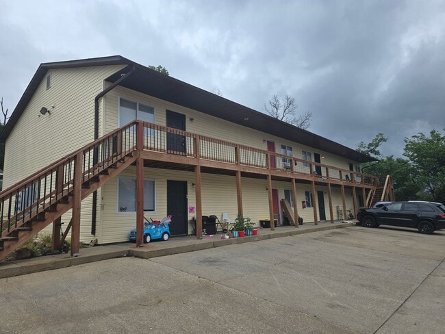 Building Photo - 2 Bedroom , 1 Bathroom Apartment!