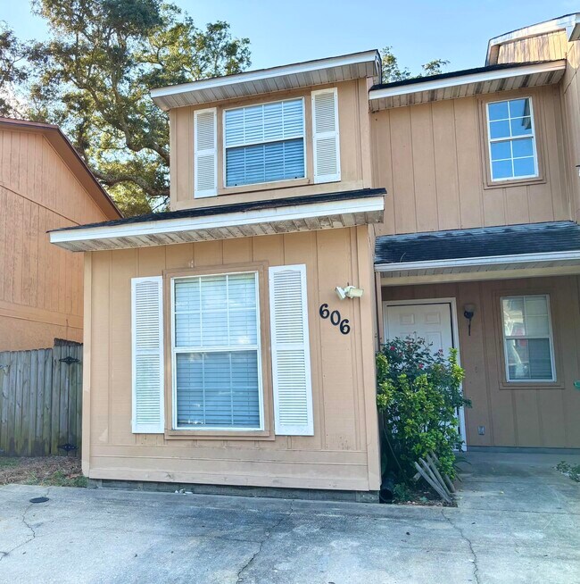 Primary Photo - 606 Virginia Oak Ct