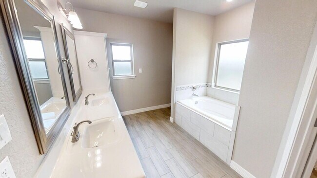 Building Photo - "Charming 4-Bedroom Retreat with Granite Elegance & Cozy Fireplace in Killeen!"