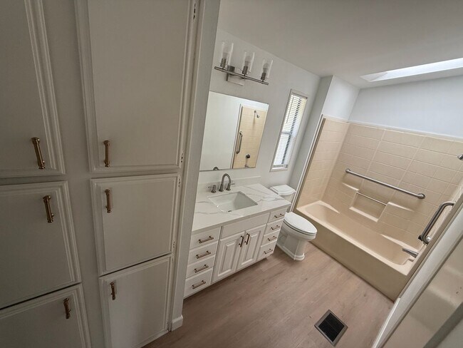 Building Photo - Cute Home Calling