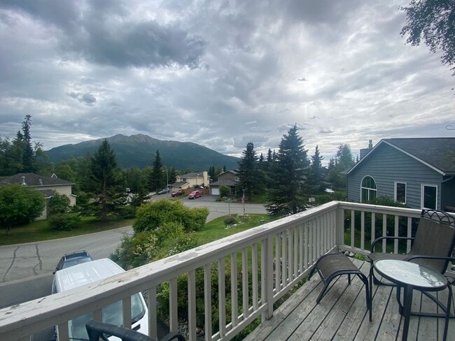 Building Photo - A gorgeous Eagle River home with views for...