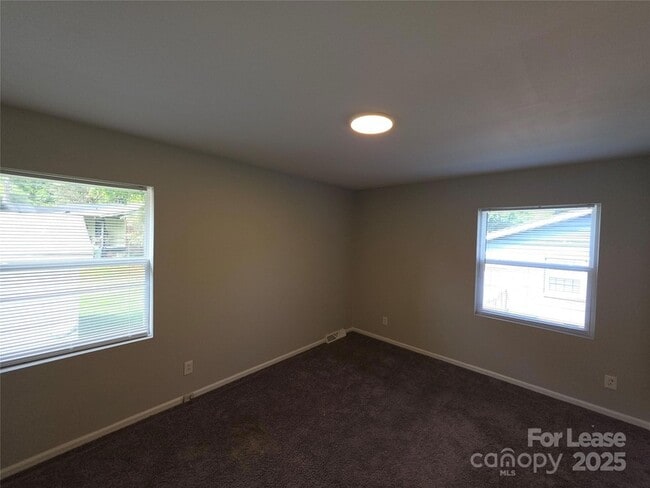 Building Photo - 4800 Crestmont Dr