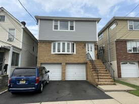 Building Photo - 537 Davis Ave