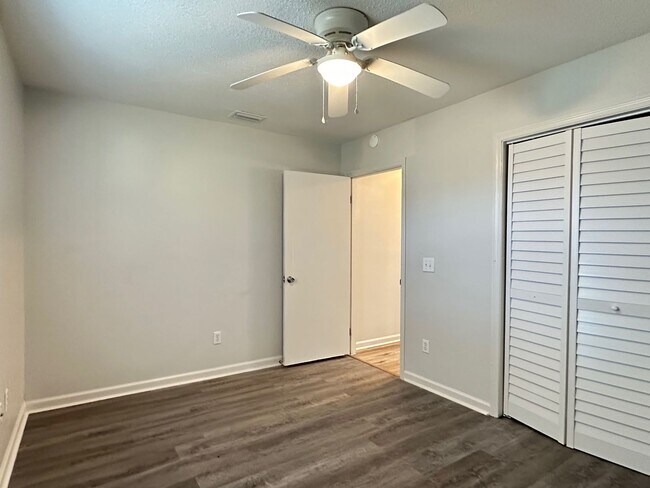 Building Photo - Island Bungalow, Minutes From the Beach!