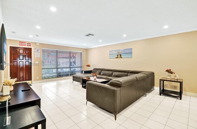 Building Photo - 947 Washington St