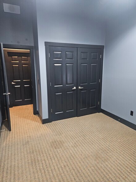 Building Photo - 329 S Washington Sq