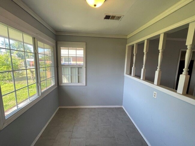 Building Photo - 2 bed garage conversion adding a flex room, full size washer connections.