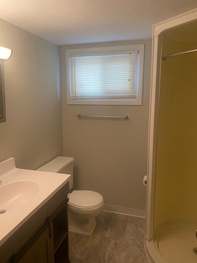 Building Photo - Spacious Duplex in Great Location