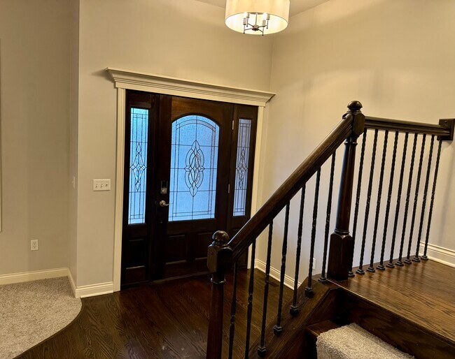 Building Photo - 512 S Grand Ave