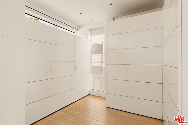 Building Photo - 1267 Palisades Beach Rd