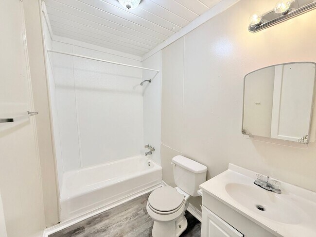 Building Photo - Charming 2-Bedroom Home