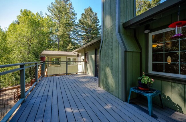 Building Photo - 475 Riverview Dr