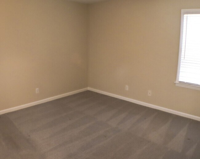 Building Photo - Lovely 5 bedroom, 2 bathroom brick home in Reidsville