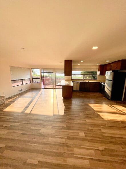 oversized family room with fireplace off kitchen - 2129 NW 201st St