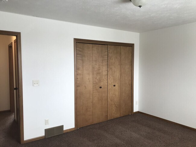 Building Photo - 2 Bed/1.5 Bath Townhome For Rent!
