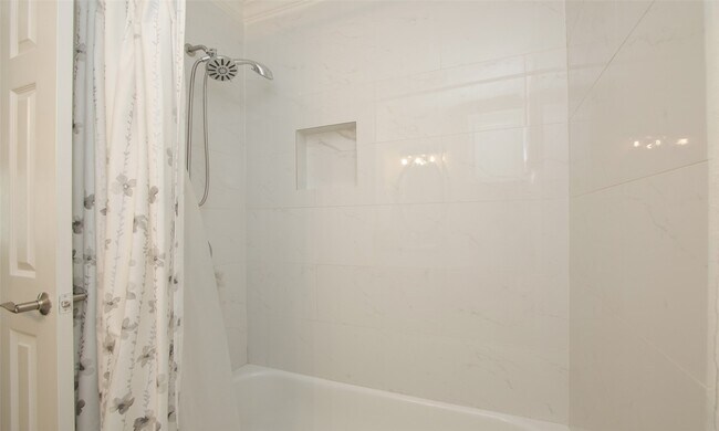 Building Photo - 4331 Marina St