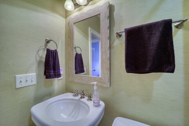 Building Photo - 137 N Ridge Ln