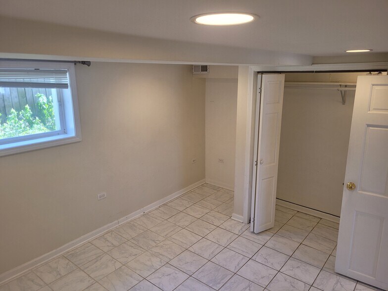 Building Photo - 2537 Rhodes Ave