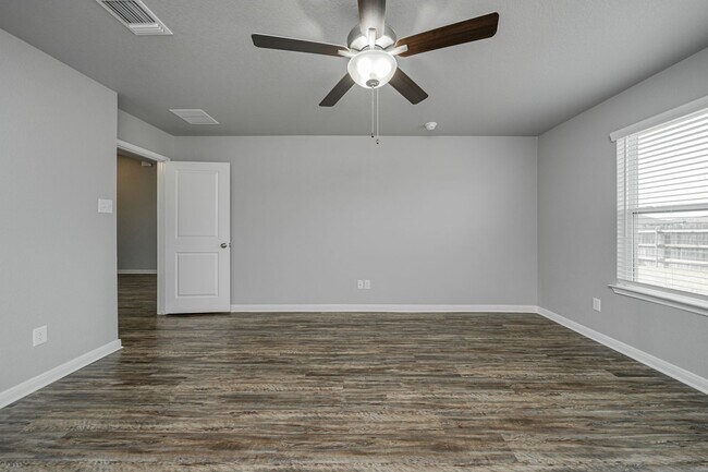 Building Photo - 8227 Bluefield Dr