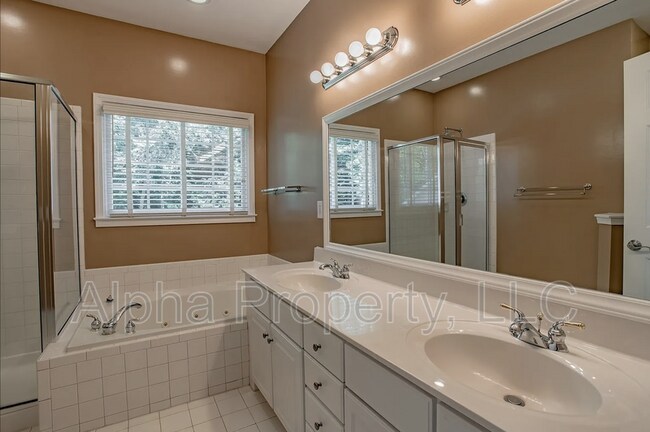 Building Photo - 209 Birchleaf Ln