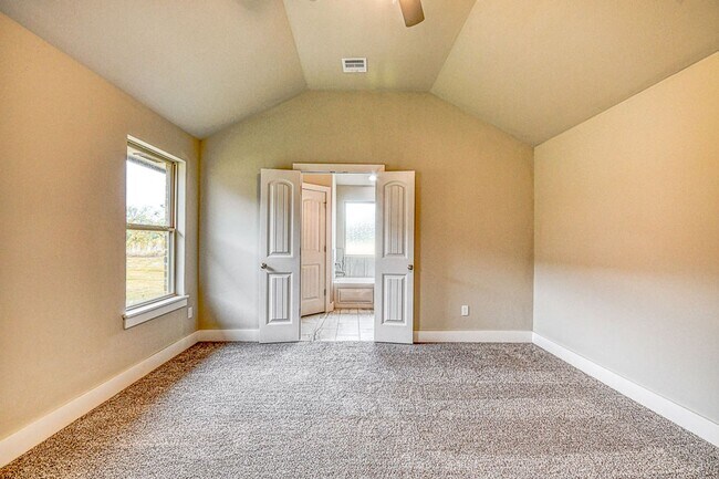 Building Photo - 1016 E Jackrabbit Ln