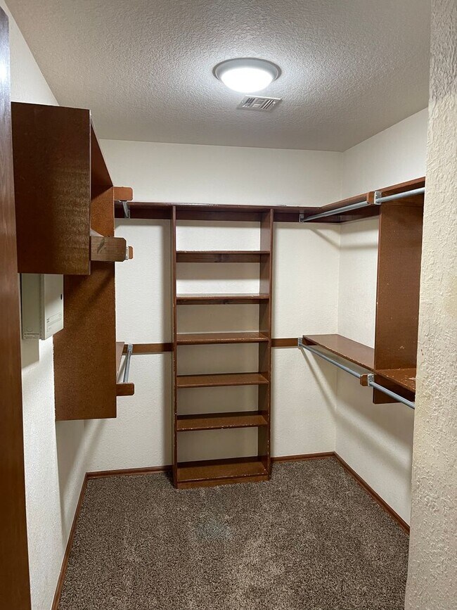 Building Photo - 3 bed, 2 bath w/ 2 car garage home for ren...