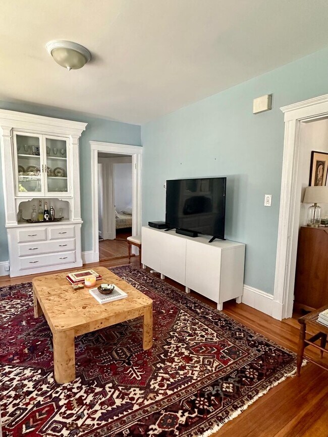 Building Photo - The Perfect 2bed/1bath with Porch, Private...