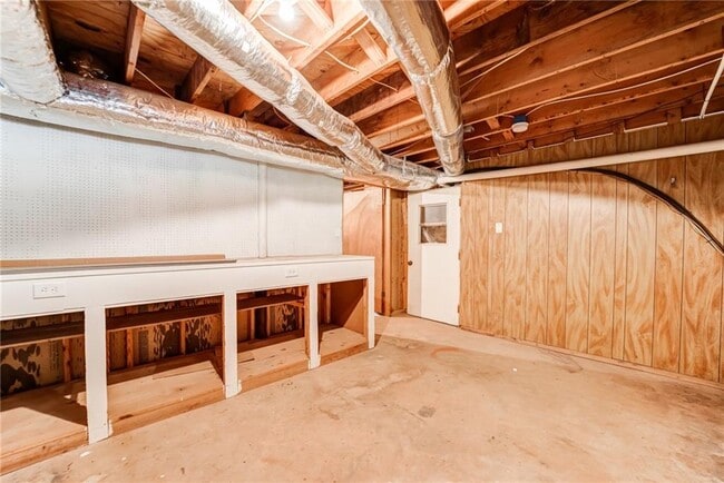 Building Photo - 770 Pine Lake Dr NW