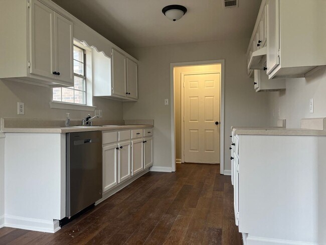 Building Photo - 1505 Hathaway Dr