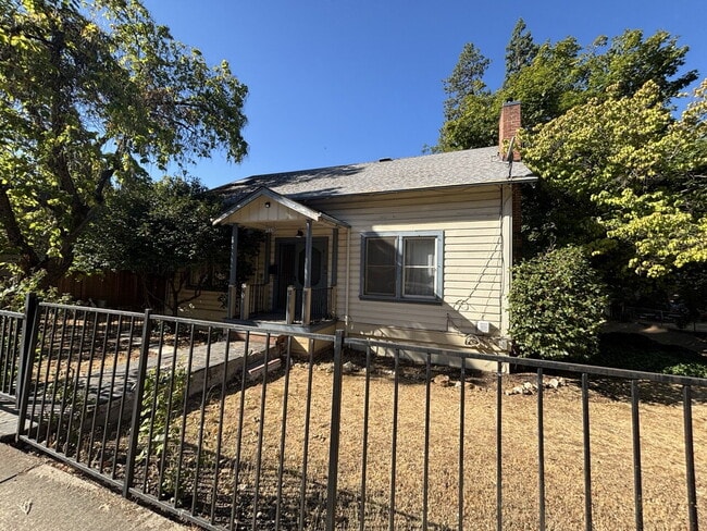 Building Photo - Recently remodeled vintage home in the hea...