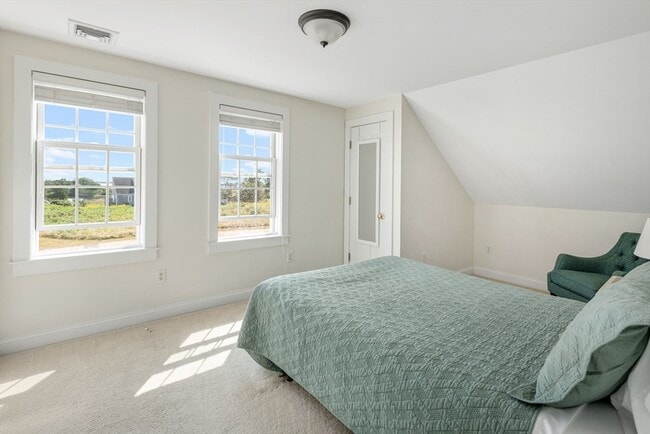 Building Photo - 594 River Rd