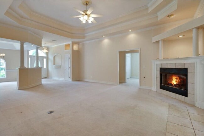 Building Photo - 4Br/2.5Ba Huge home with a sunroom
